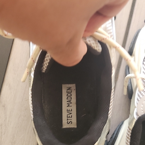 Steve Madden Stylish Metallic and Beige Sneakers - Picture 10 of 10